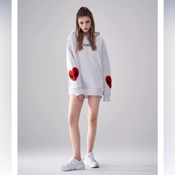 Venque “Amoo love” heart logo hoodie (size: S) - Picture 3 of 16